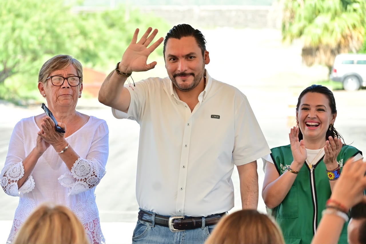 Entrega Carlos renovada calle en Colonia Calderón