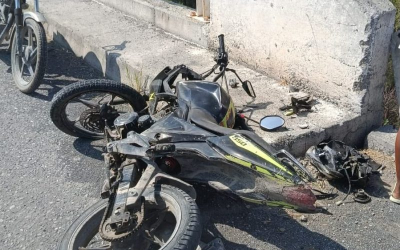 Cae motociclista dentro de un arroyo y termina grave
