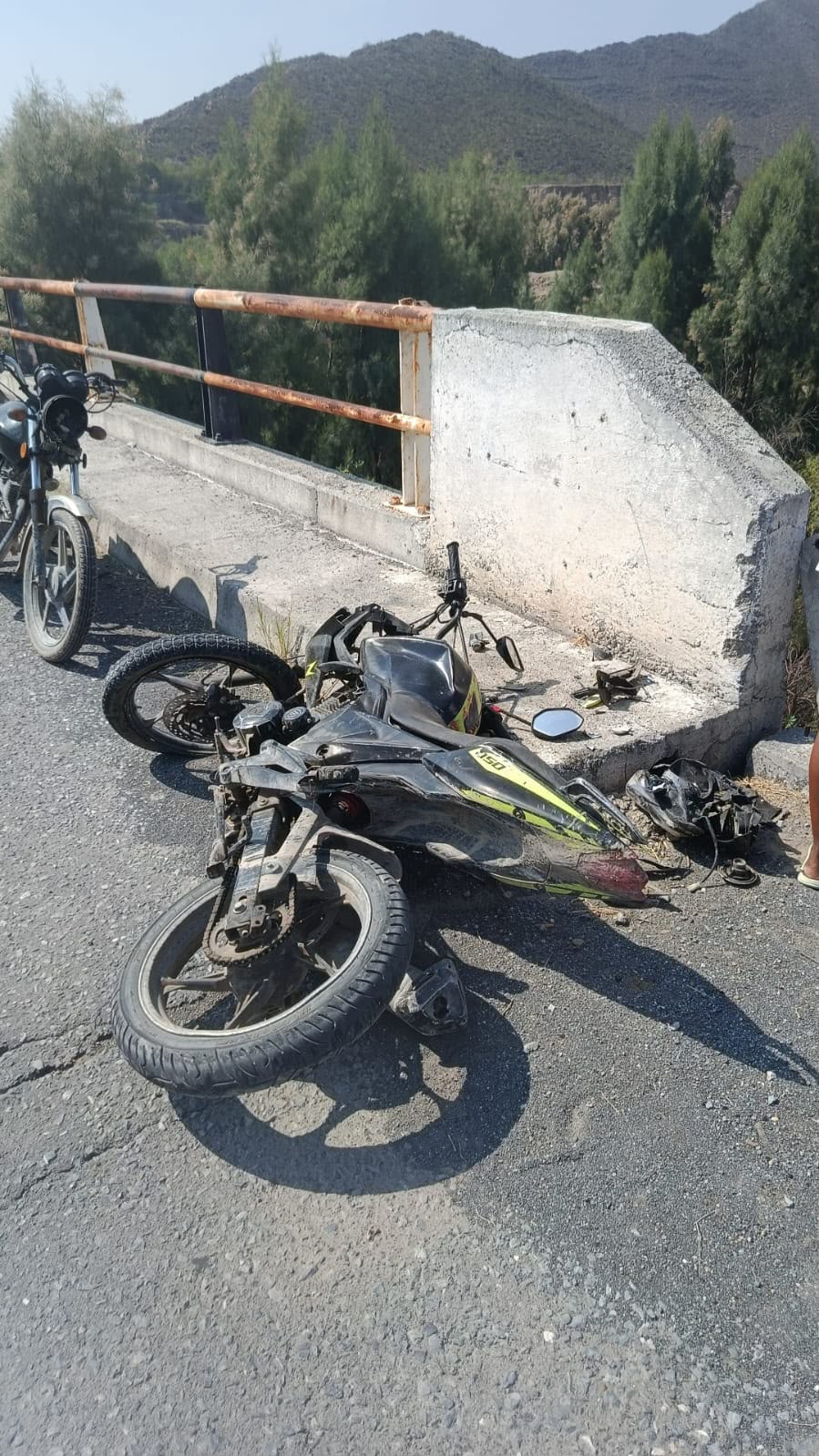 Cae motociclista dentro de un arroyo y termina grave