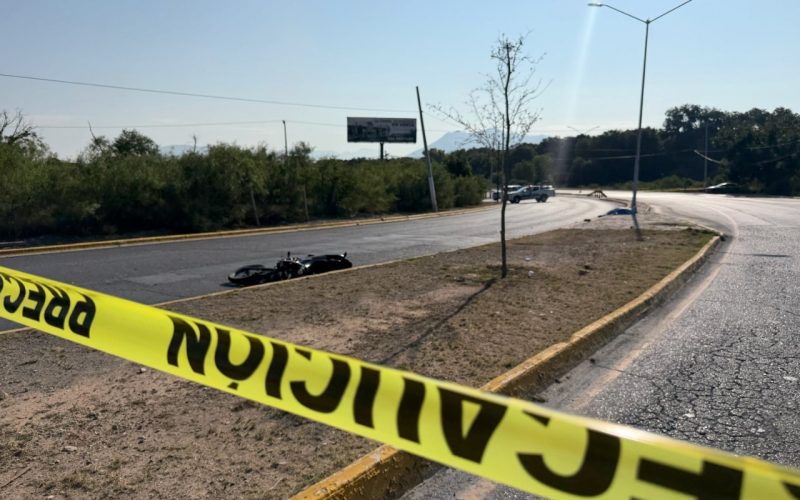 Fallece motociclista al chocar con poste