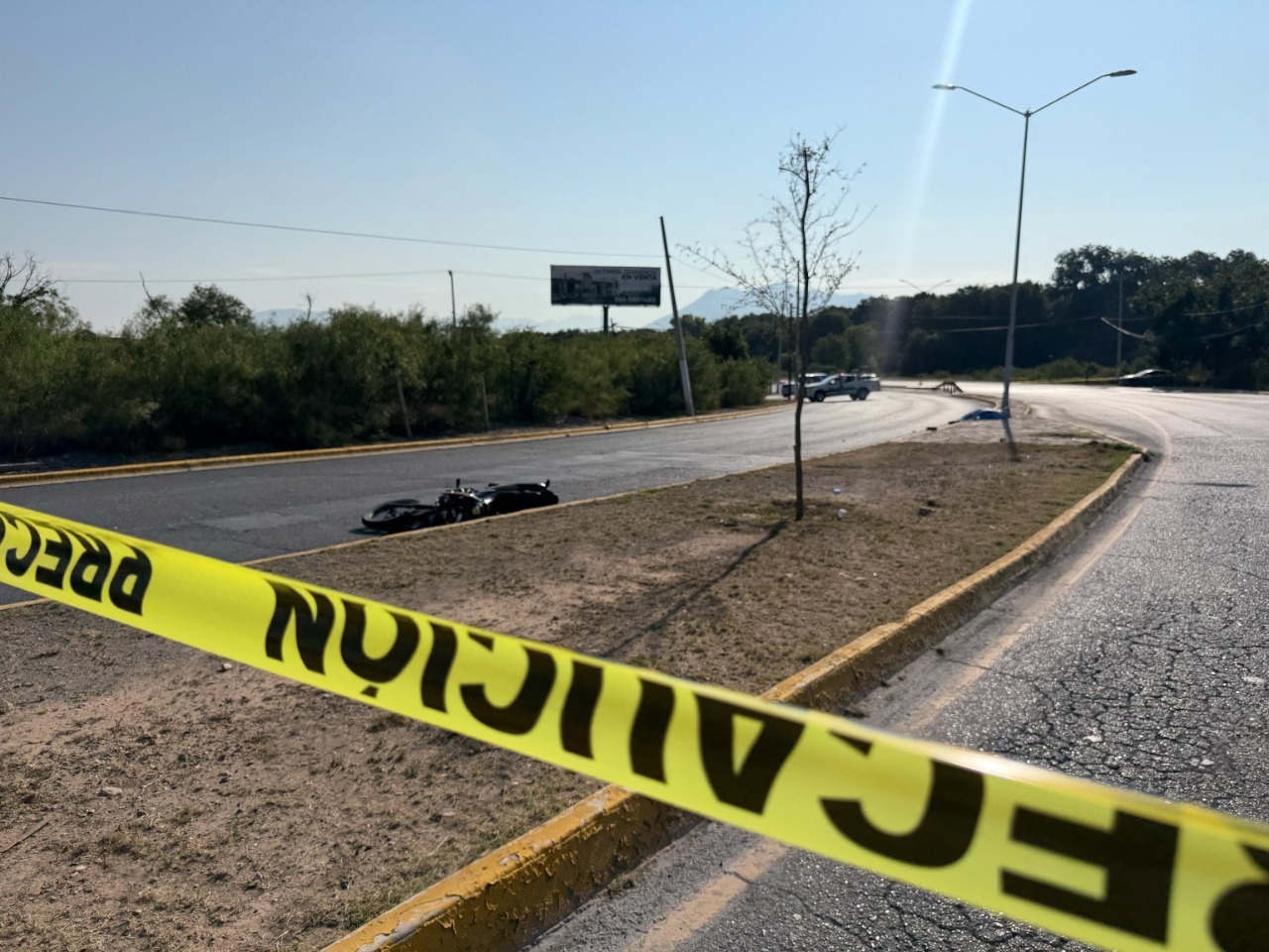 Fallece motociclista al chocar con poste
