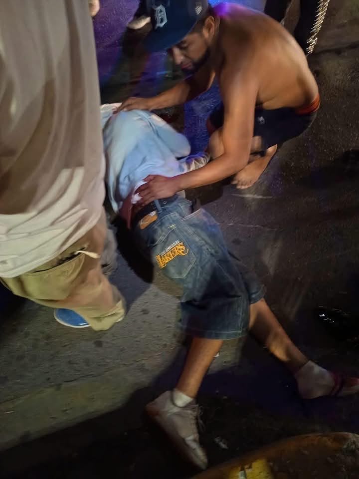 Muere motociclista tras impactarse con camellón