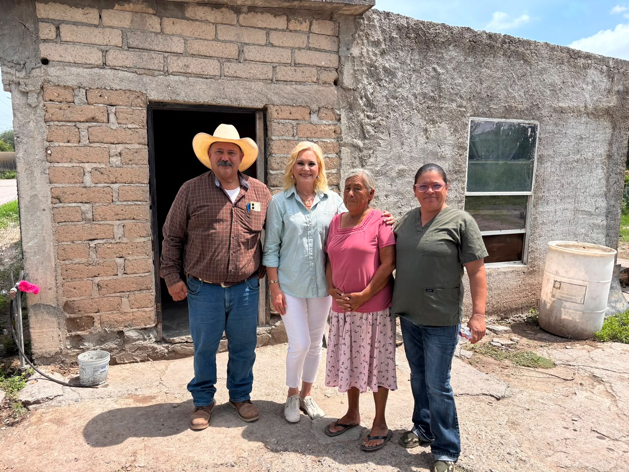 Mantiene Laura cercanía con comunidades rurales