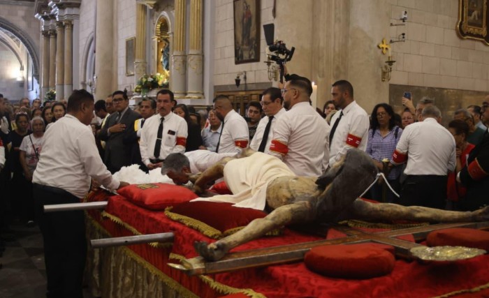 Celebran fieles el descenso del Santo Cristo de la Capilla