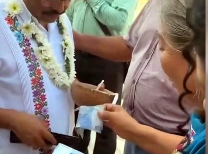 Roban a mujer en evento de Aguilar; Ministro le da $1000