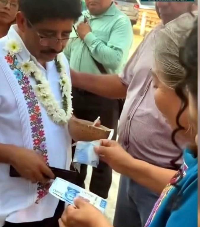 Roban a mujer en evento de Aguilar; Ministro le da $1000