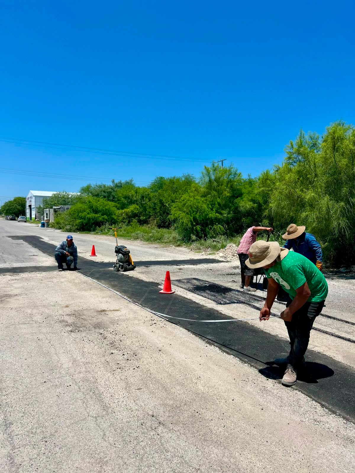 Refuerza Chano el bacheo en Sabinas