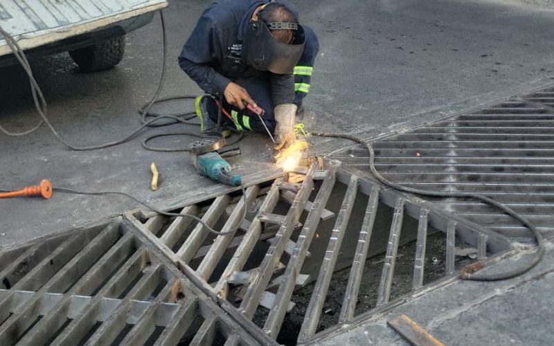 Rehabilita el Municipio las rejillas pluviales de Avenida Universidad