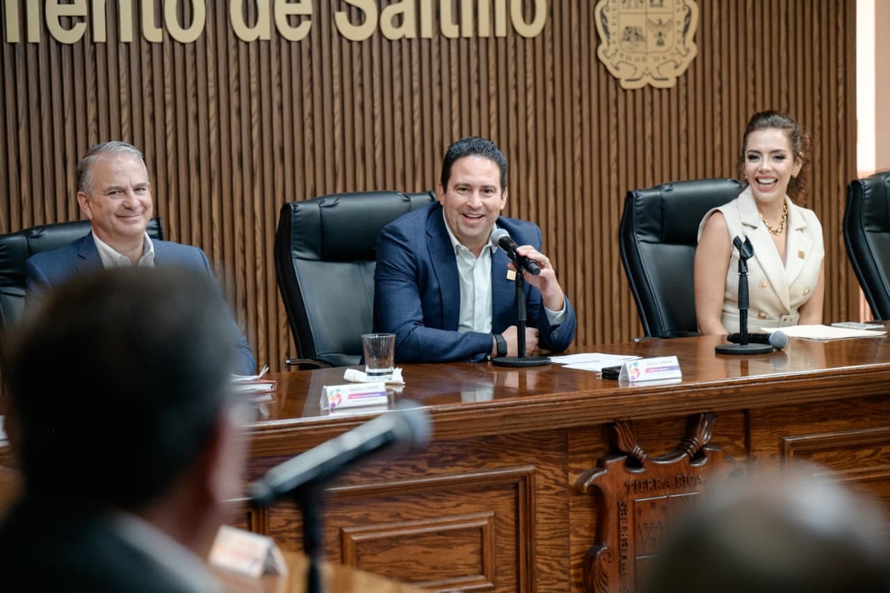 Estrecha Javier Díaz vínculos con los abogados de Coahuila