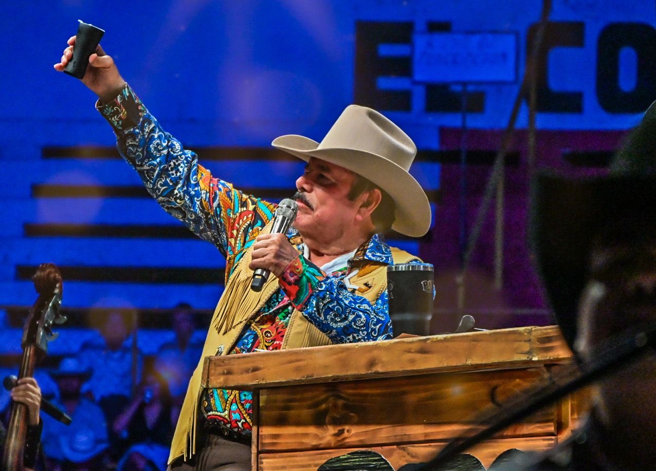 PALOMAZO NORTEÑO COMPLACE A SUS FANS EN LA PLAZA DE TOROS SAN BUENA