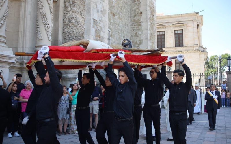 Viven cientos el descenso del Santo Cristo en Catedral