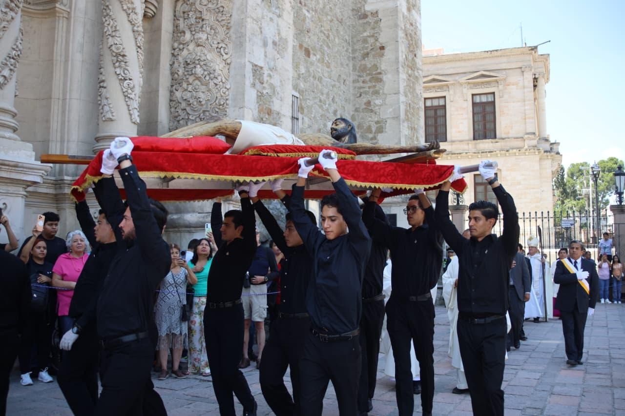 Viven cientos el descenso del Santo Cristo en Catedral