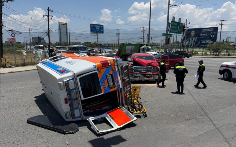 Vuelca ambulancia tras fuerte choque