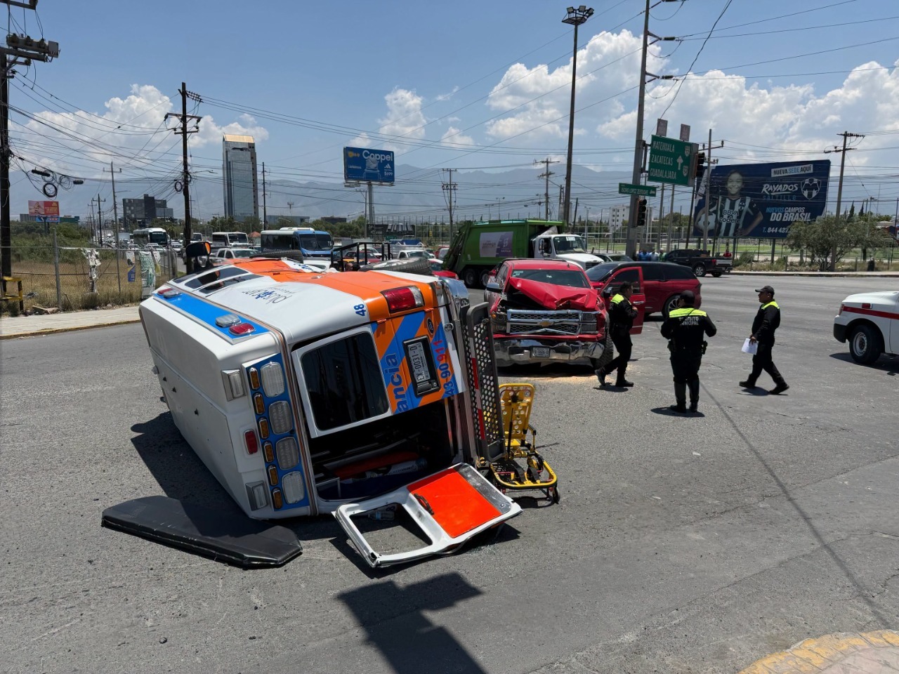 Vuelca ambulancia tras fuerte choque