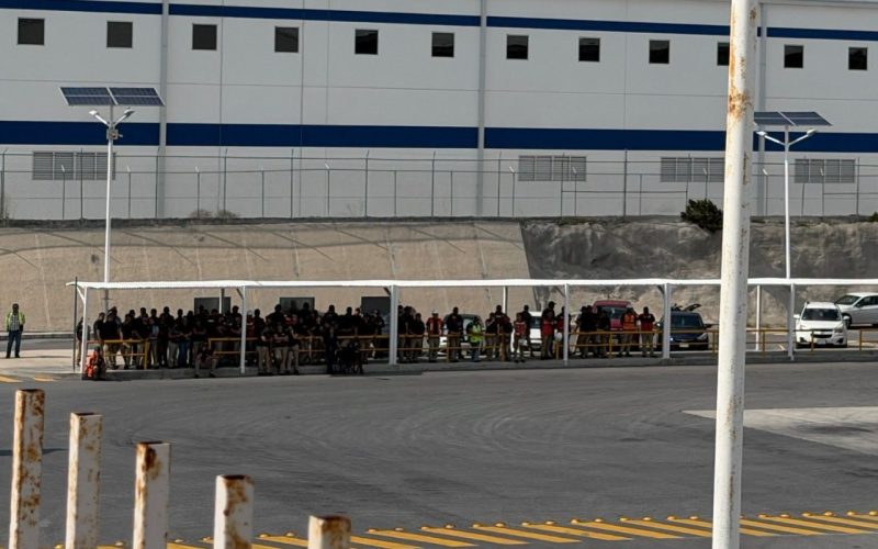 Vuelca tráiler en empresa y evacuan a trabajadores