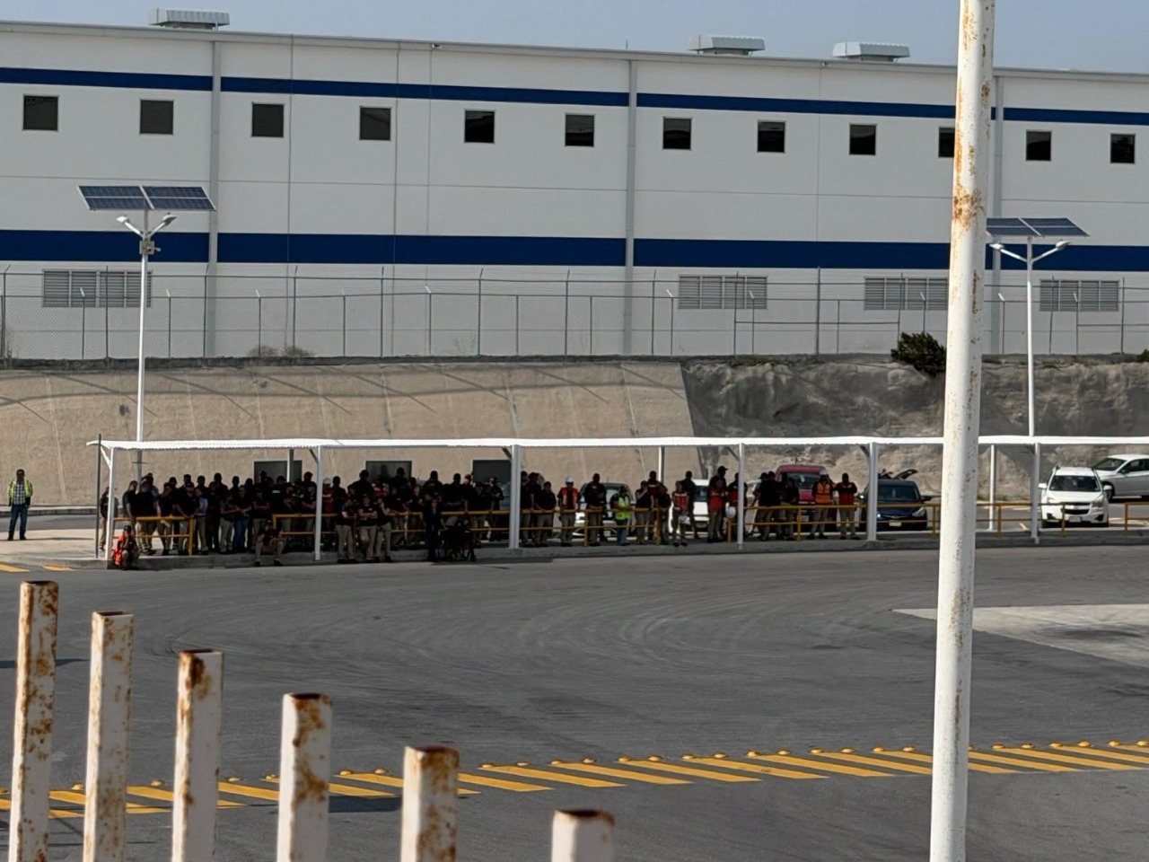 Vuelca tráiler en empresa y evacuan a trabajadores
