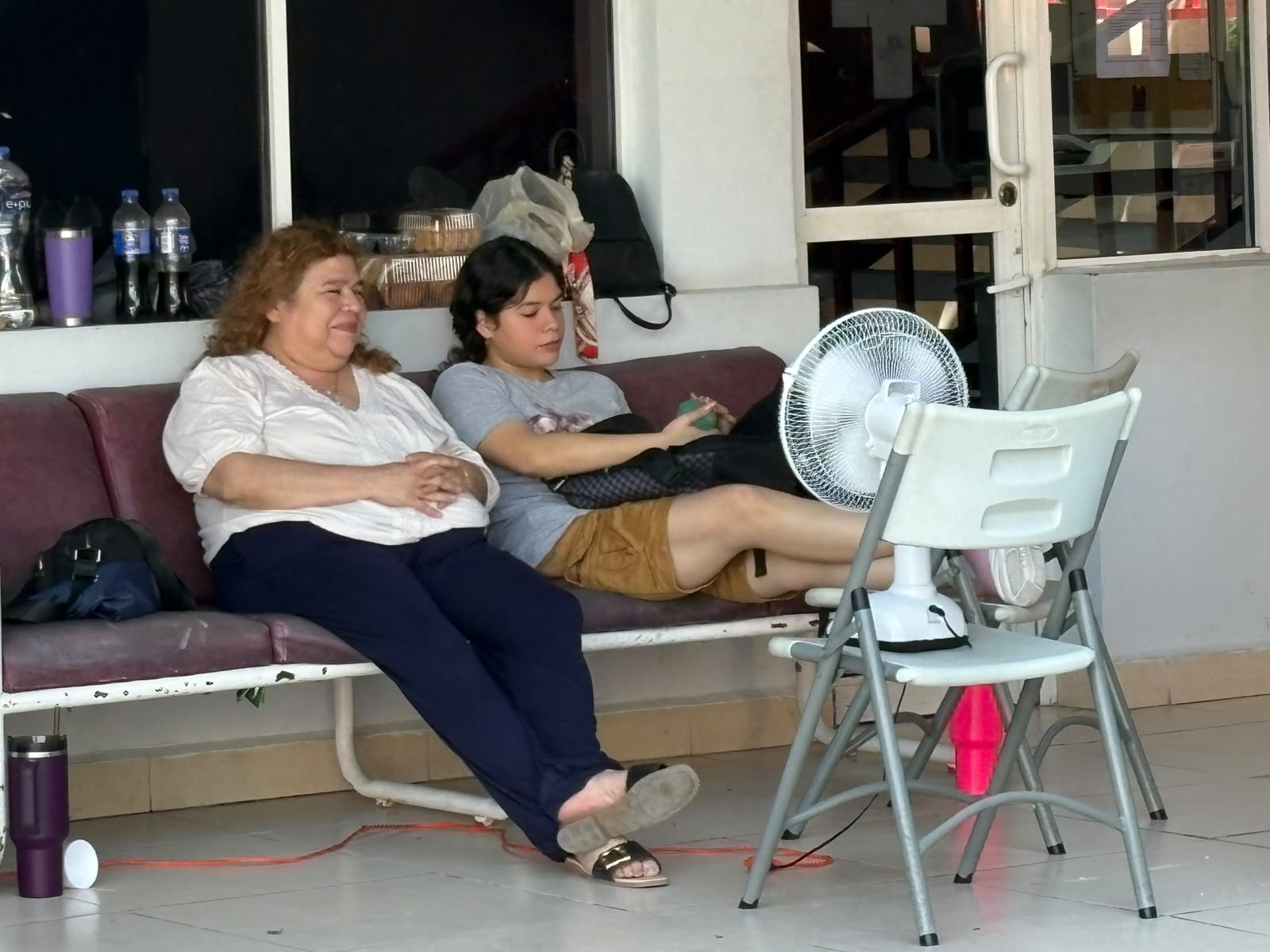 Aspirantes a enfermeras  hacen fila desde miércoles