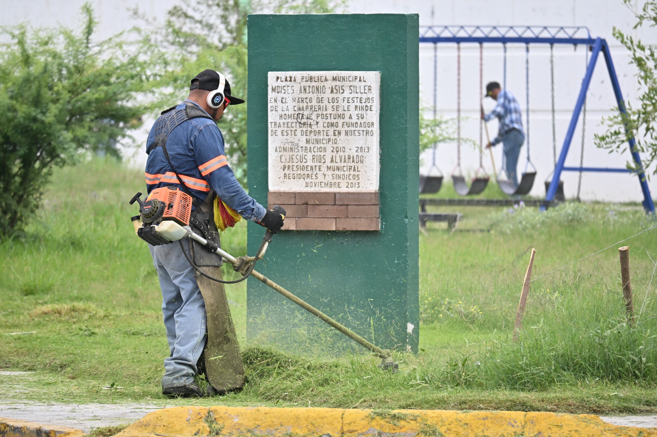 Sari Pérez supervisa trabajos de limpieza y seguridad de espacios públicos