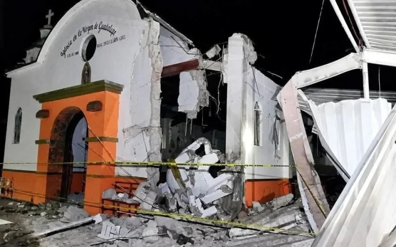 Mueren 3 por explosión de pirotecnia en iglesia de Guerrero