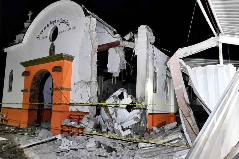 Mueren 3 por explosión de pirotecnia en iglesia de Guerrero