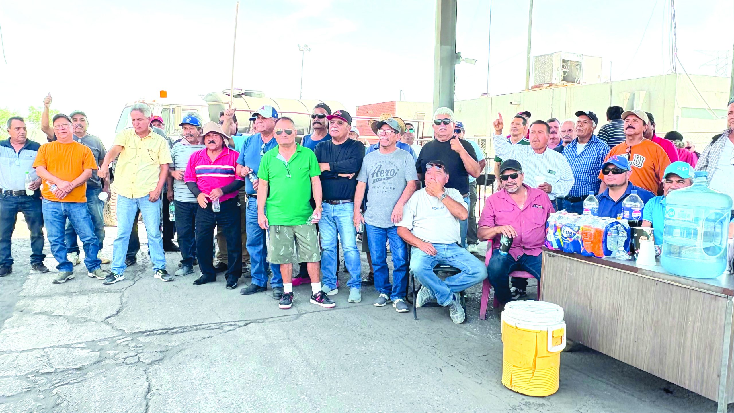 Frenan ex trabajadores salida de montacargas