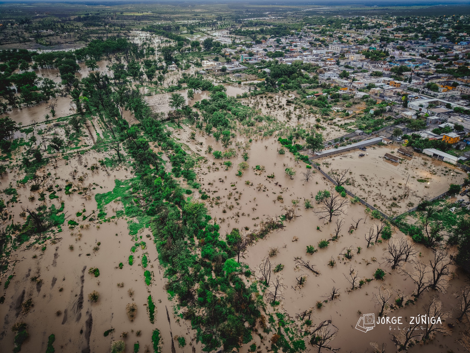 Reclama agua su camino y arrasa sector de Castaños