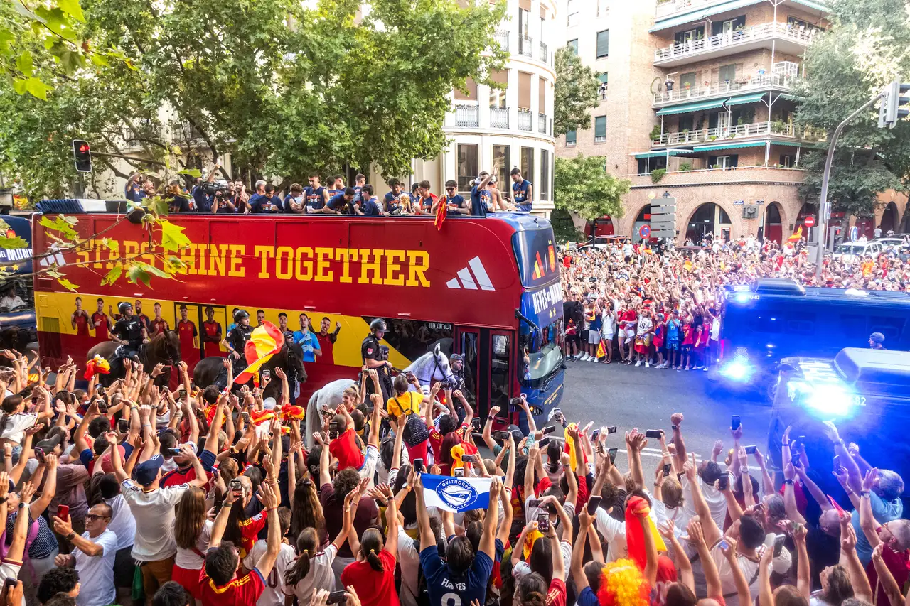(Video) Millones de personas en España reciben a la selección campeona del mundo