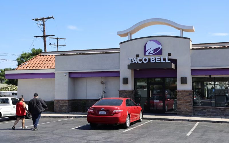 Demandan a Taco Bell por lechuga que provocó un brote de «diarrea explosiva» en EU; exigirán compensaciones por daños y perjuicios