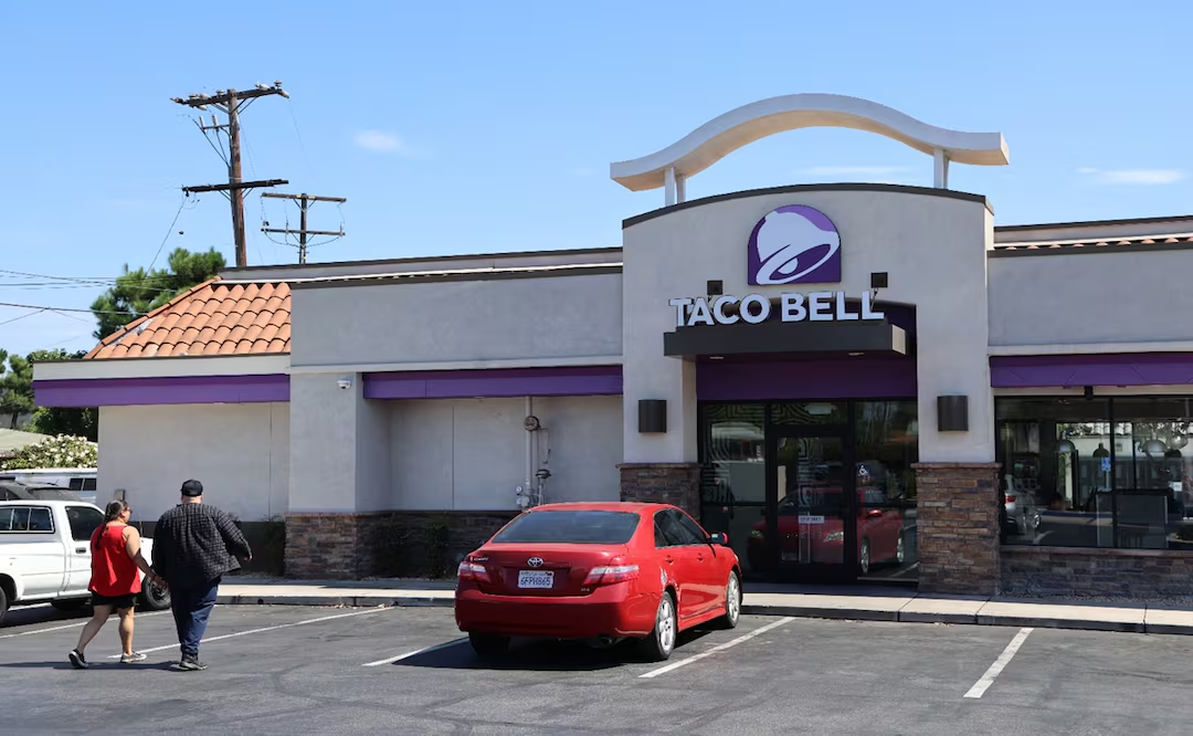 Demandan a Taco Bell por lechuga que provocó un brote de «diarrea explosiva» en EU; exigirán compensaciones por daños y perjuicios