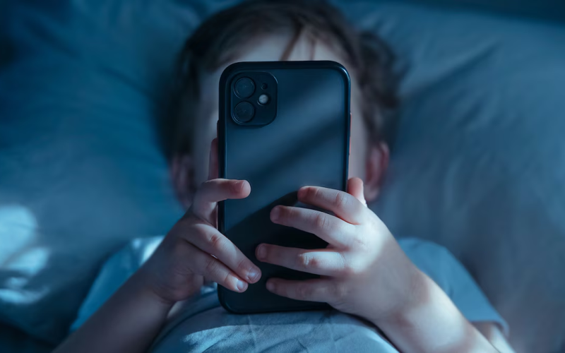 ¿Tu hijo no puede dejar el celular? Especialistas explican cómo detectar una adicción a las pantallas