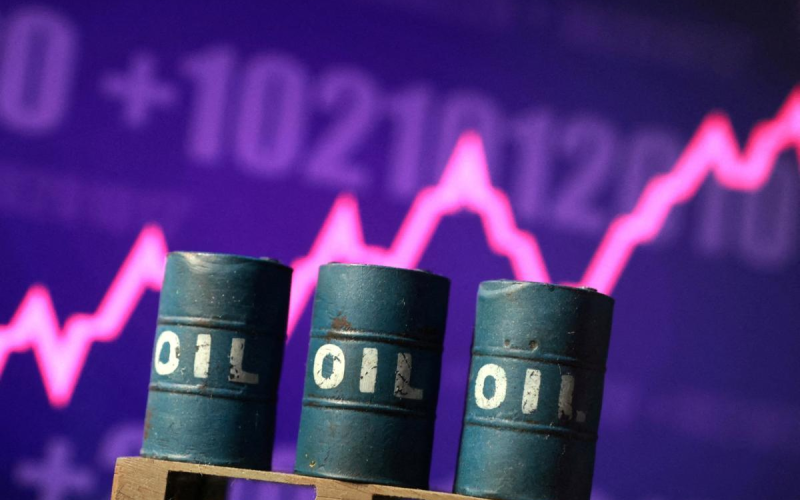 Barril de petróleo supera los 100 dólares por la guerra; Trump promete castigar a Irán