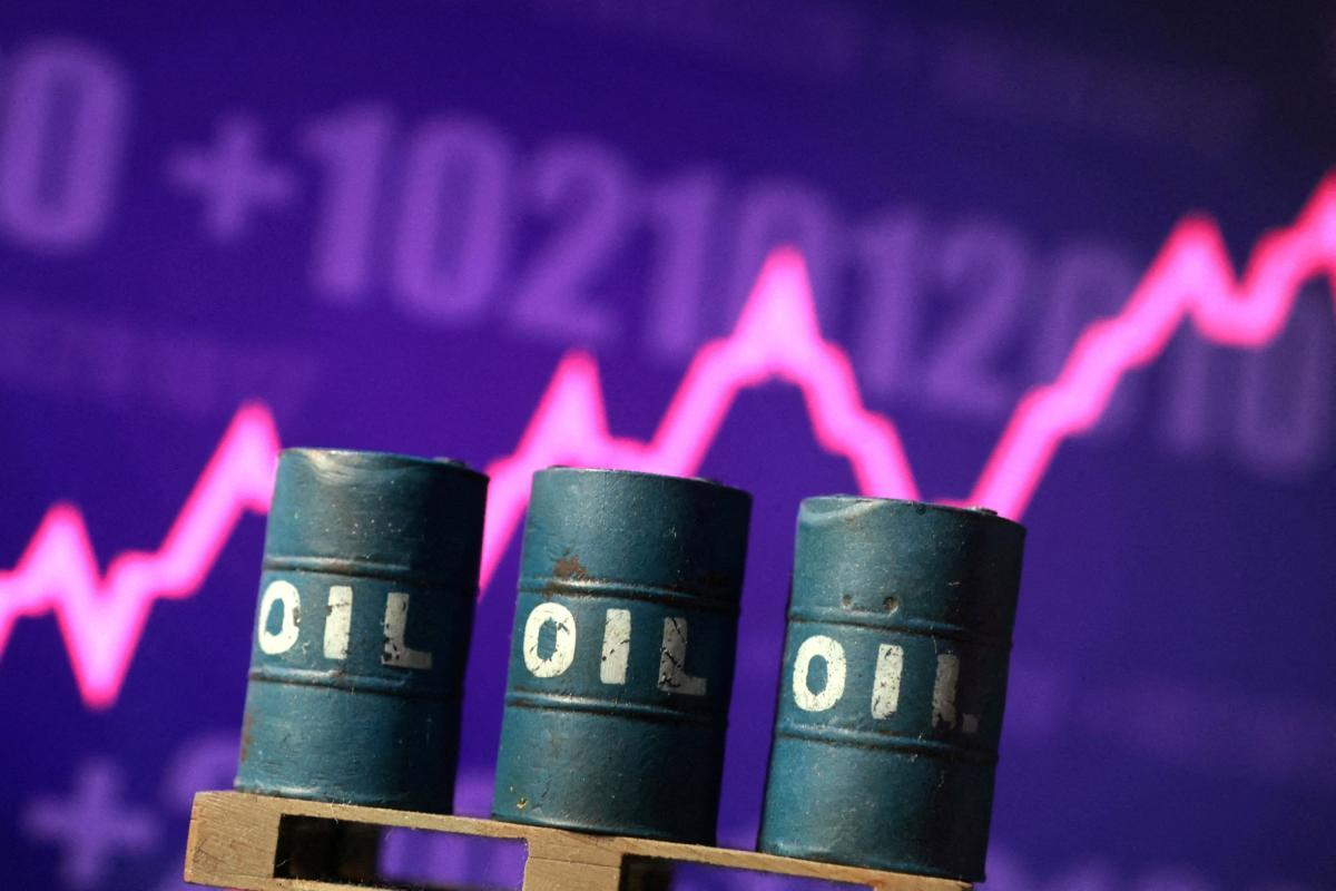 Barril de petróleo supera los 100 dólares por la guerra; Trump promete castigar a Irán