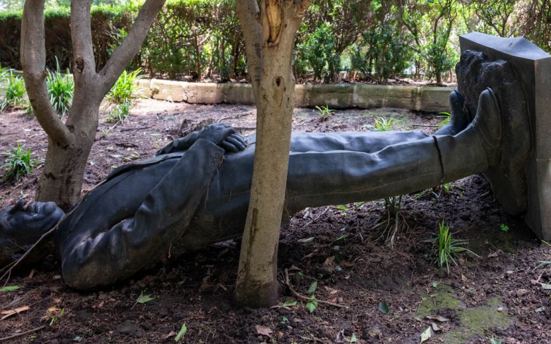 A Felipe Calderón lo dejaron ‘tirado’ en Los Pinos: Estatua de cobre cumple un año en el suelo