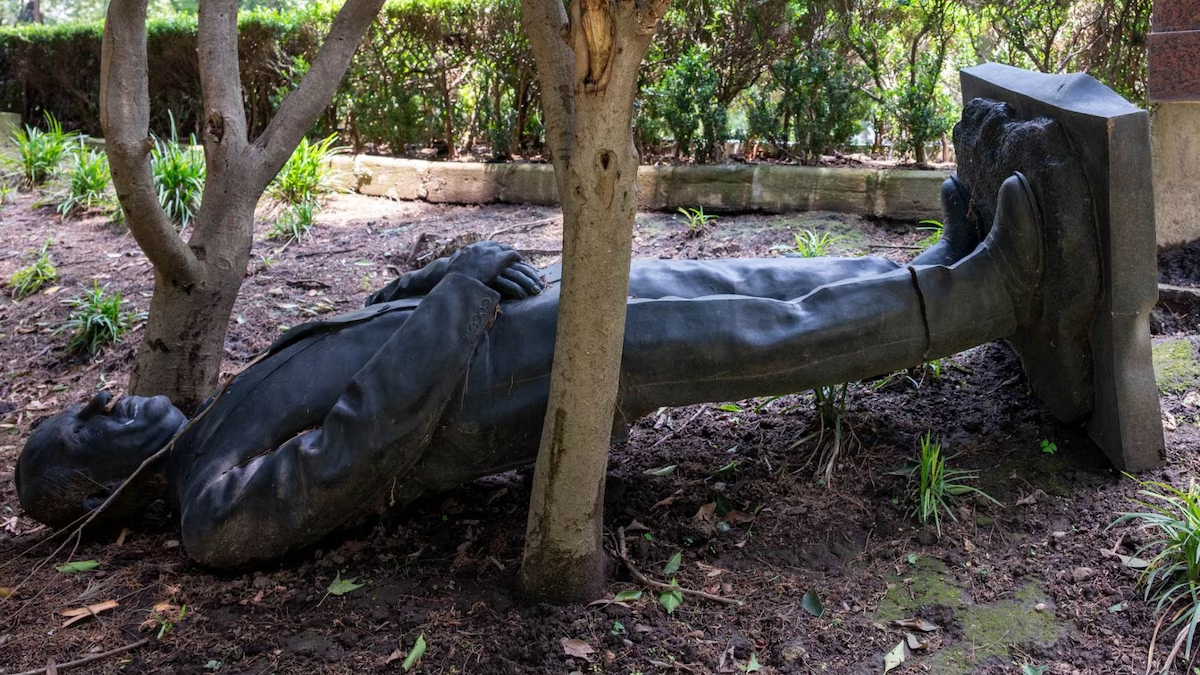 A Felipe Calderón lo dejaron ‘tirado’ en Los Pinos: Estatua de cobre cumple un año en el suelo