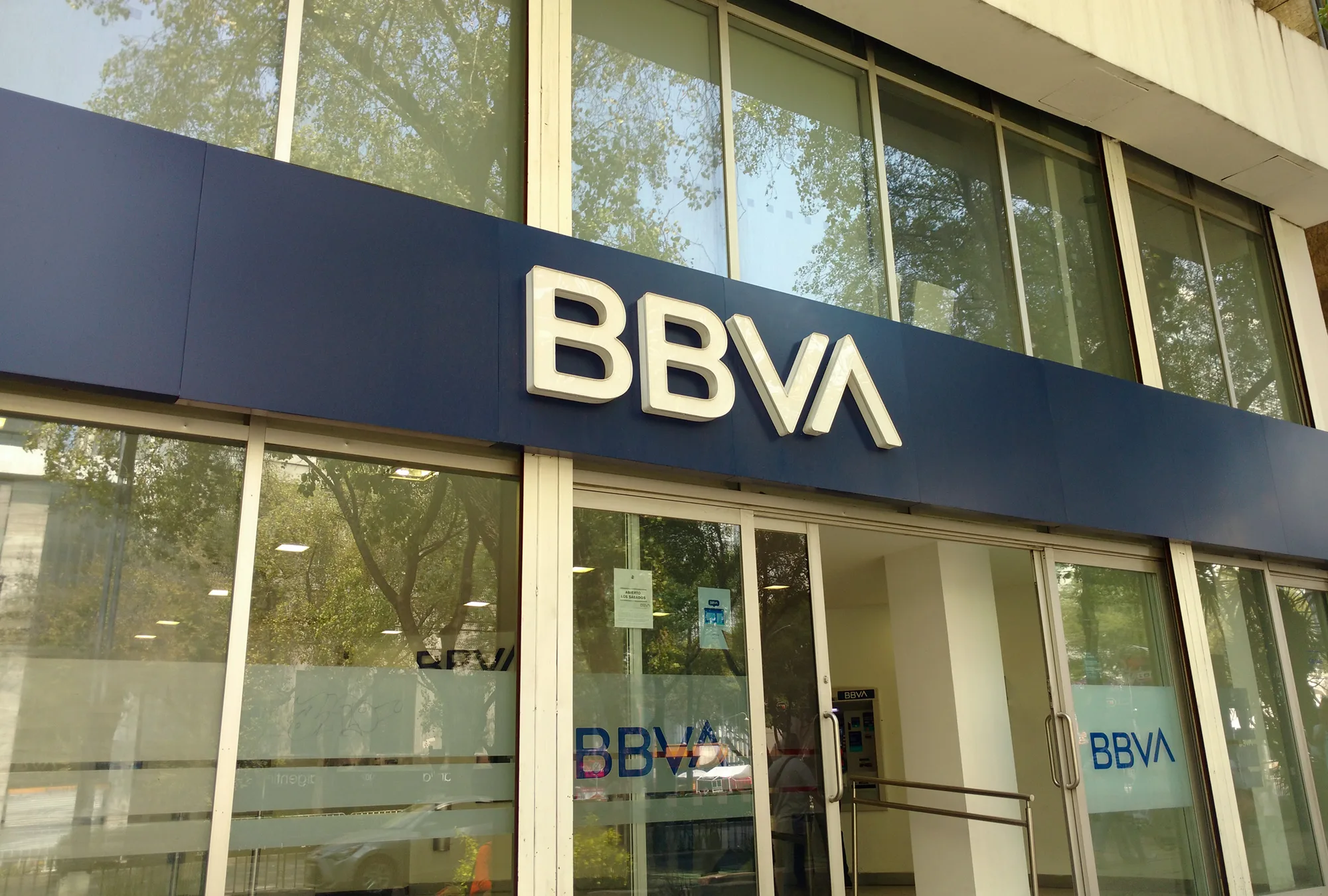 Reportan fallas en apps de Banamex y BBVA; usuarios denuncian que problemas persisten desde el viernes