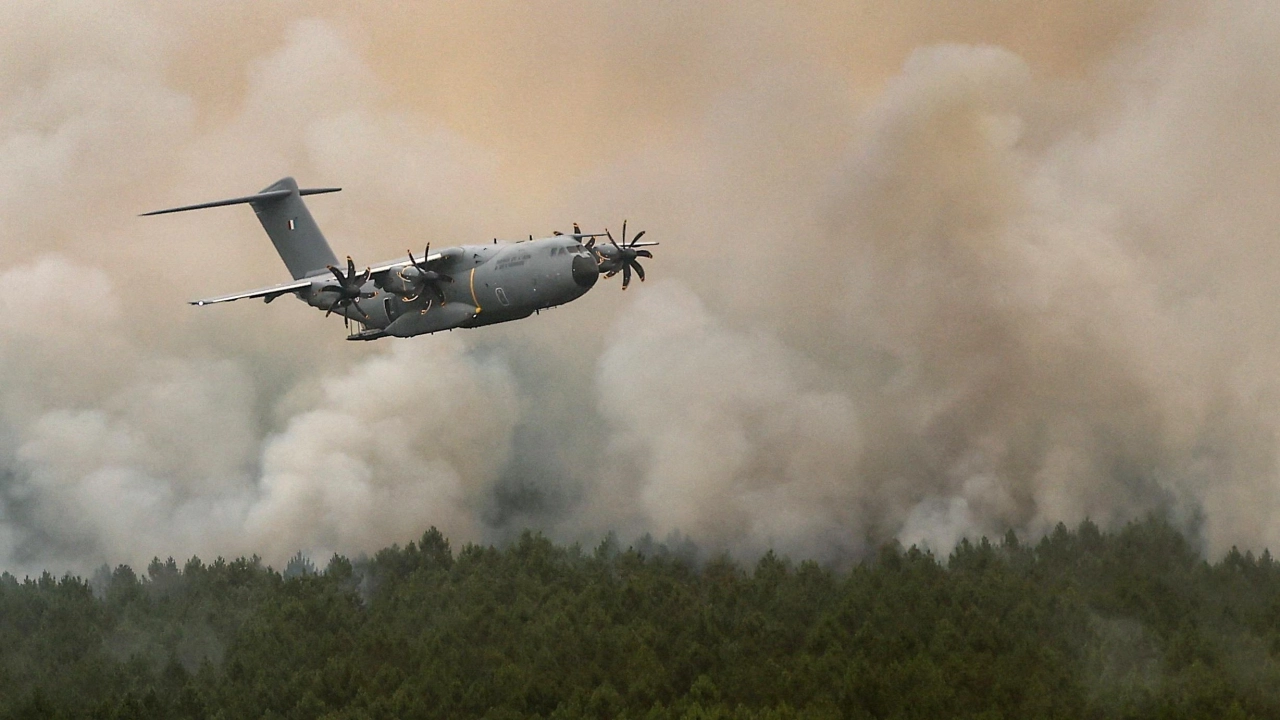 Incendios arrasan en España y Francia; desalojan a 260,000 personas