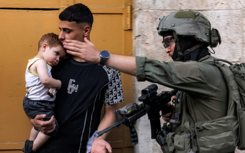 Israel detiene a más de 70 palestinos en Cisjordania; ataques en Gaza dejan al menos 4 muertos