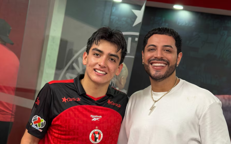 Eduin Caz presume encuentro con Gilberto Mora y envía mensaje a sus seguidores: “No me lo voy a llevar de fiesta”