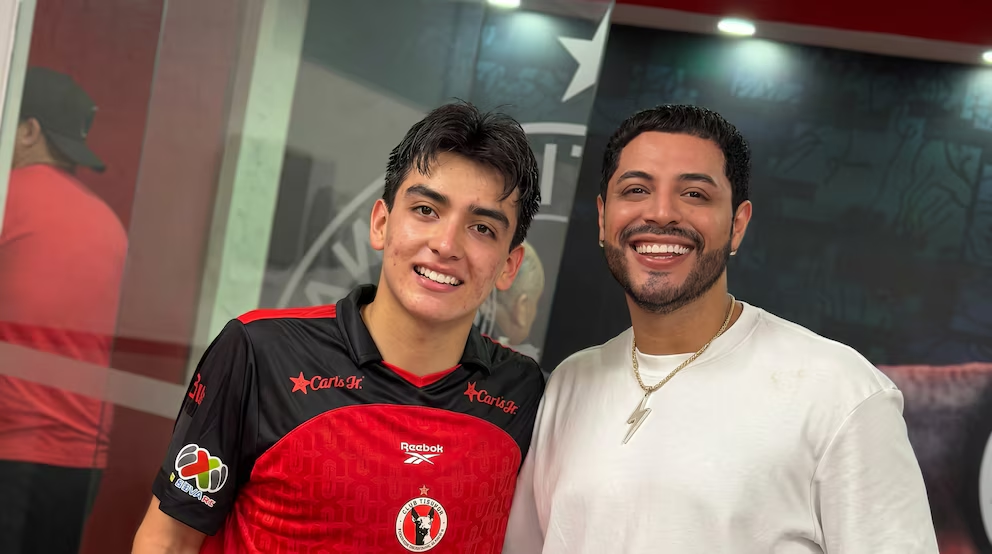Eduin Caz presume encuentro con Gilberto Mora y envía mensaje a sus seguidores: “No me lo voy a llevar de fiesta”
