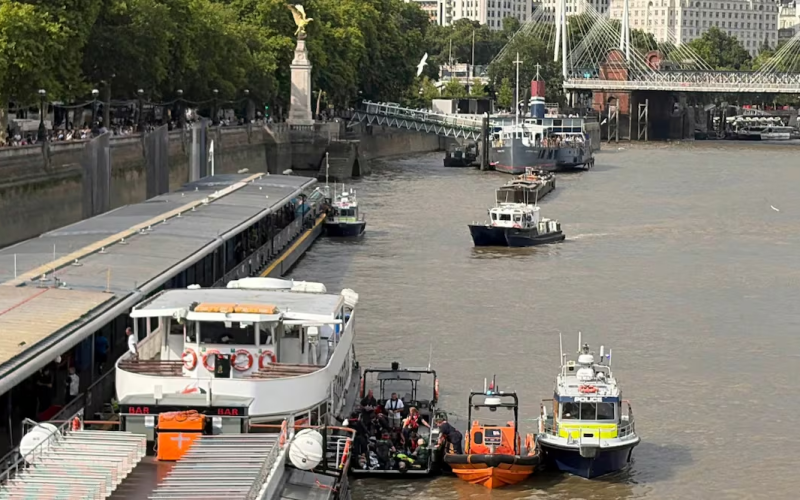 Cinco policías resultan heridos tras choque de lancha con puente de Westminster en Londres; tres caen al Támesis