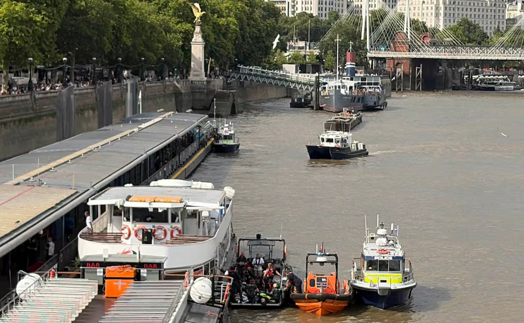 Cinco policías resultan heridos tras choque de lancha con puente de Westminster en Londres; tres caen al Támesis