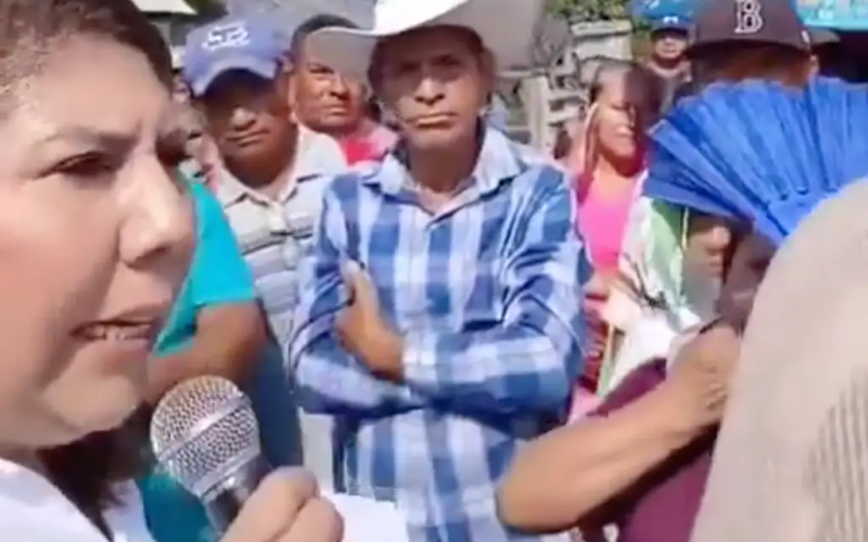 (Video) “Usted ya va de salida”, dice alcaldesa de Huimanguillo a adulto mayor y desata reclamos