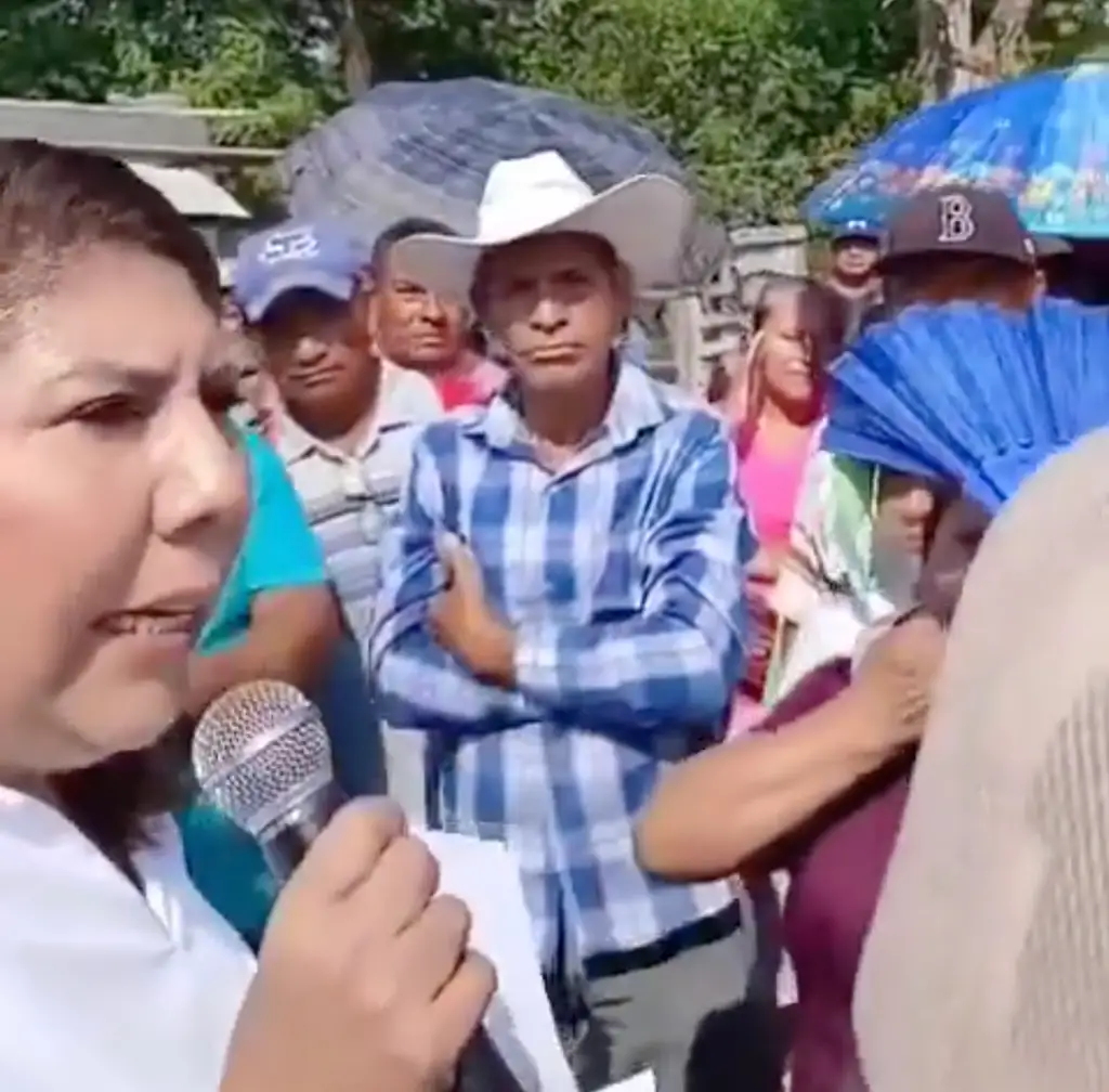 (Video) “Usted ya va de salida”, dice alcaldesa de Huimanguillo a adulto mayor y desata reclamos