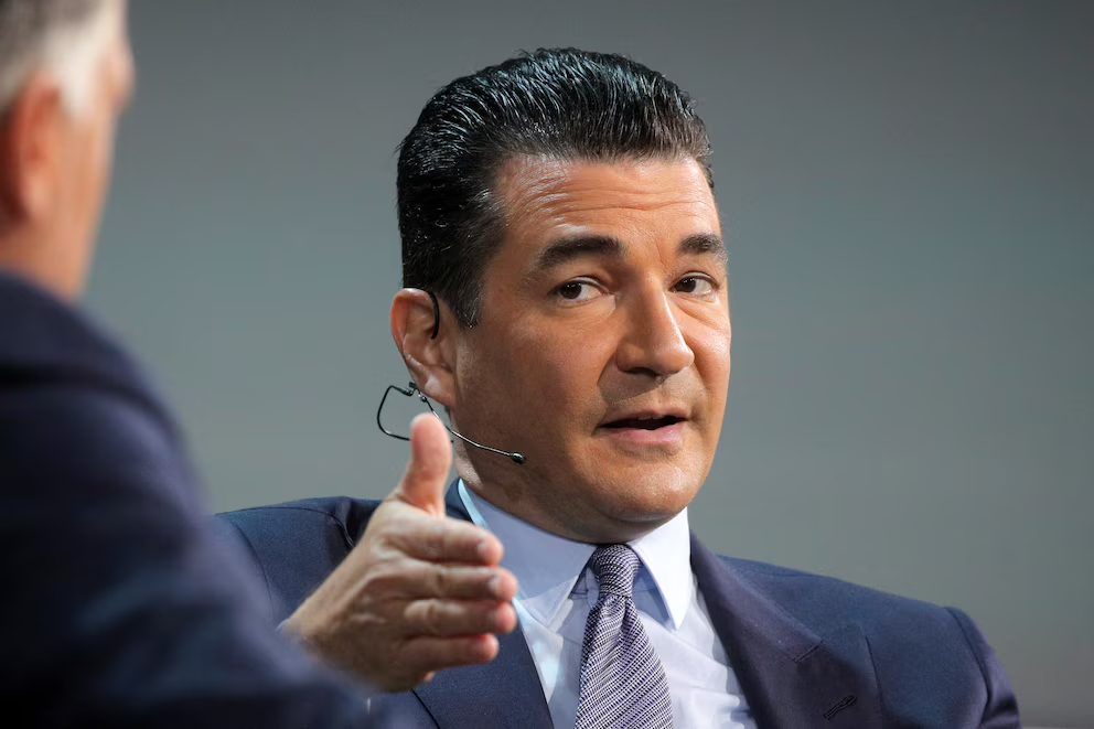 “El mayor brote en la historia”: exdirector de la FDA vincula cilantro y perejil mexicanos a crisis de salud en EEUU