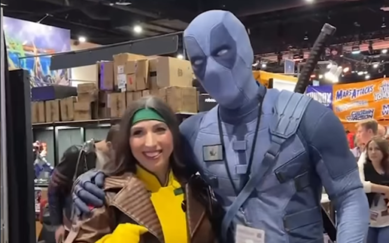 Ryan Reynolds sorprende en Comic-Con con Deadpool gris y pistas de Avengers: Doomsday