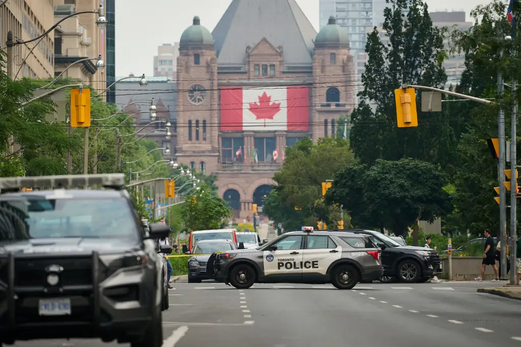 La policía investiga tirote0 contra el consulado de EU en Toronto