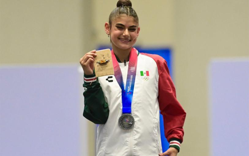 Con solo 16 años, gimnasta mexicana gana plata en su debut centroamericano