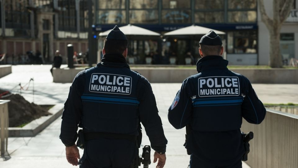 Hallan en Francia cinco cu3rpos de recién nacidos al interior del domicilio de una pareja