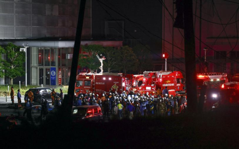 Rescatan a cuatro personas bajo los escombros de centro comercial colapsado por terremoto en Japón