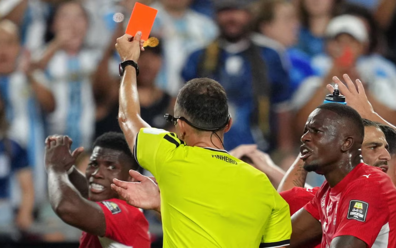 ¿Sí le ayudaron a Argentina? Suizo Breel Embolo no debió ser expulsado en partido de cuartos del Mundial